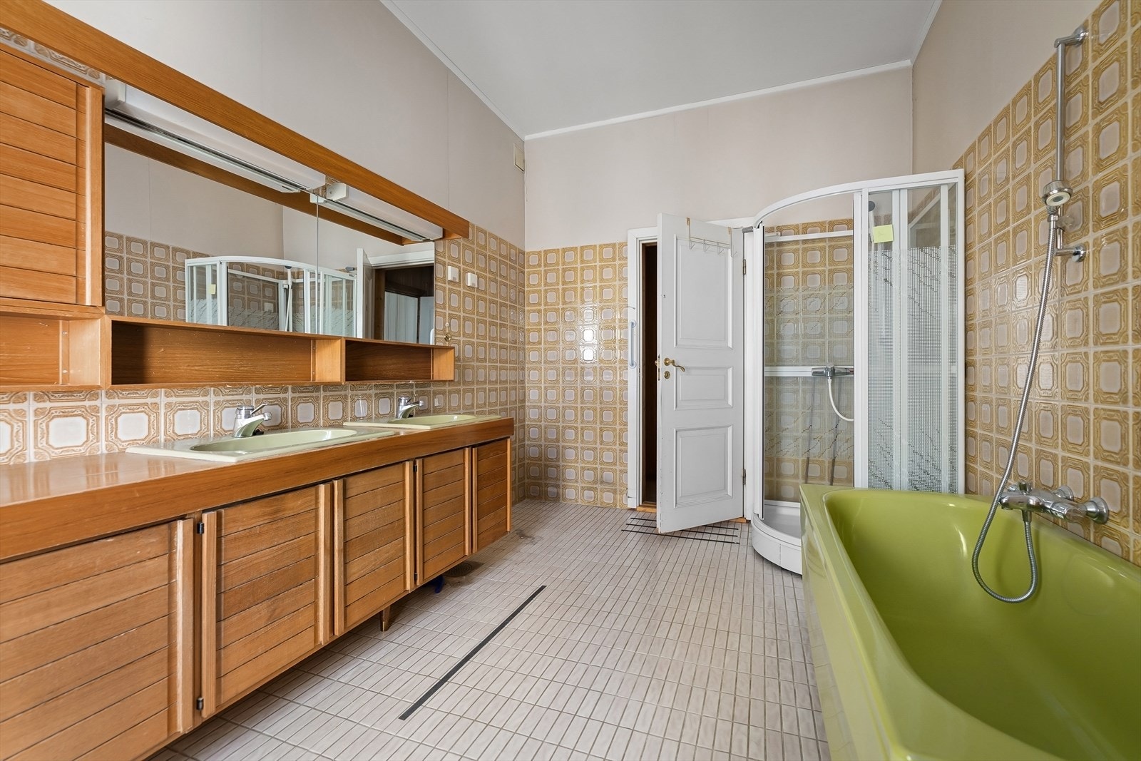 Badet har fliser på gulv og vegger, samt opplegg for vaskemaskin. Galleribilde