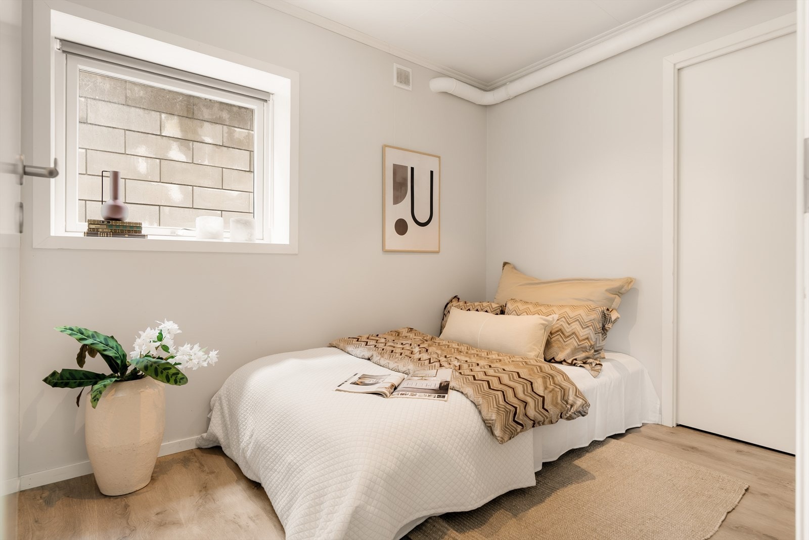 Soverom nr. 2 er også av god størrelse på 6,4 m² og har god plass til seng og ønsket møblement. Fra soverommet har du direkte tilgang til praktisk bod. Galleribilde