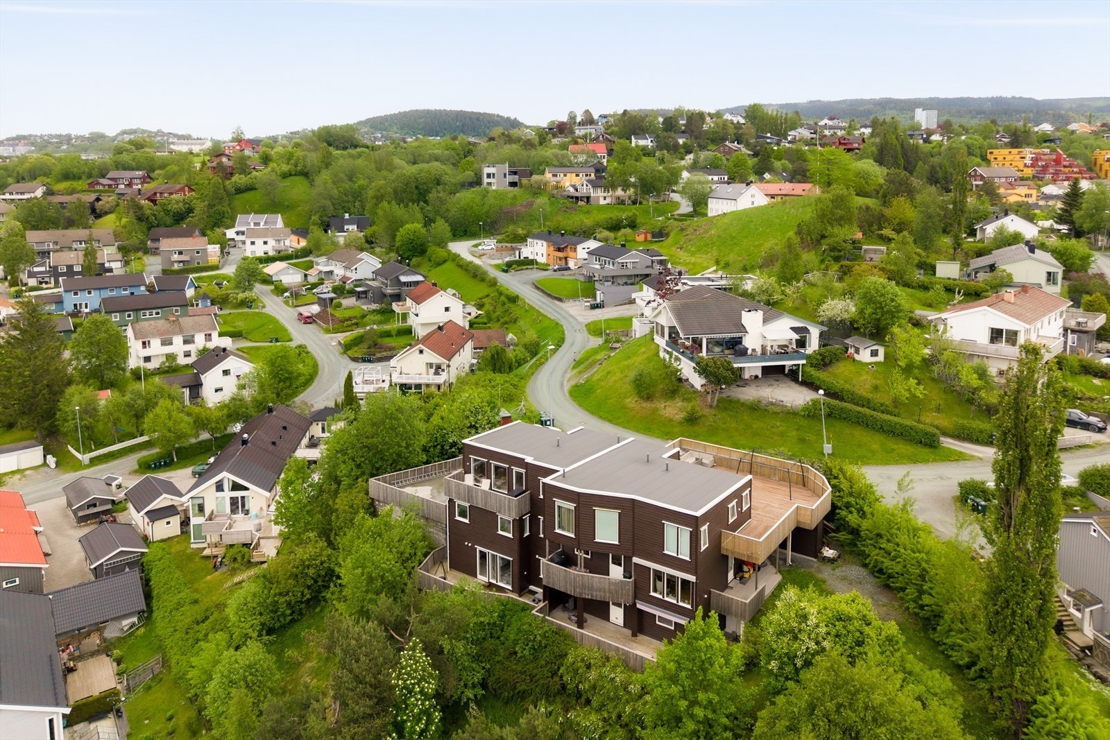 Boligen ligger fint til på et høydedrag, noe som gir svært gode utsiktsforhold. Galleribilde