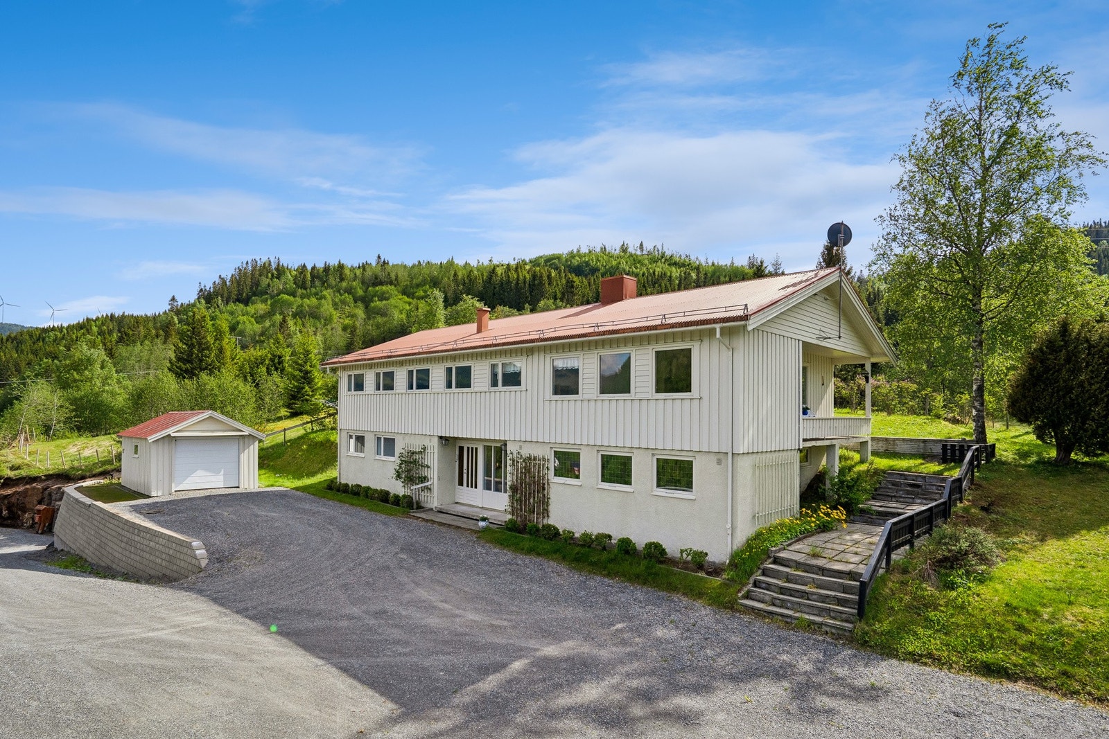 Svært innholdsrik og arkitekttegnet enebolig oppført i 1970. Galleribilde