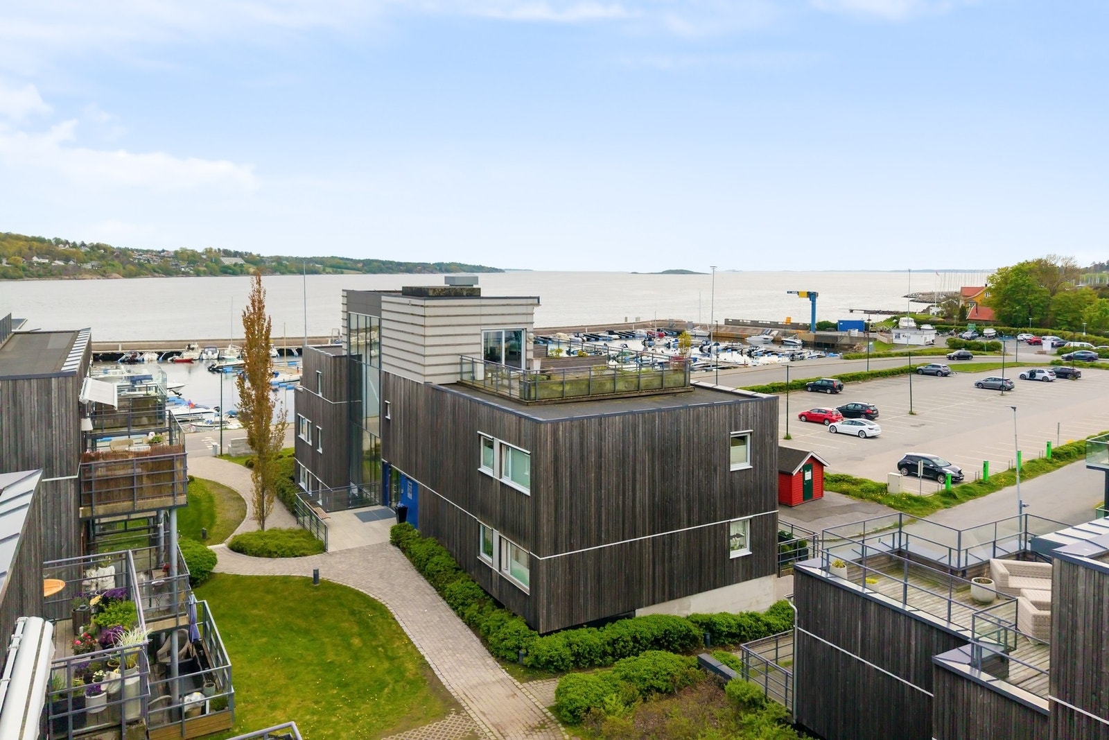 Beliggende et steinkast fra sjøen med gangavstand til både sentrum, ferge og togstasjon Galleribilde