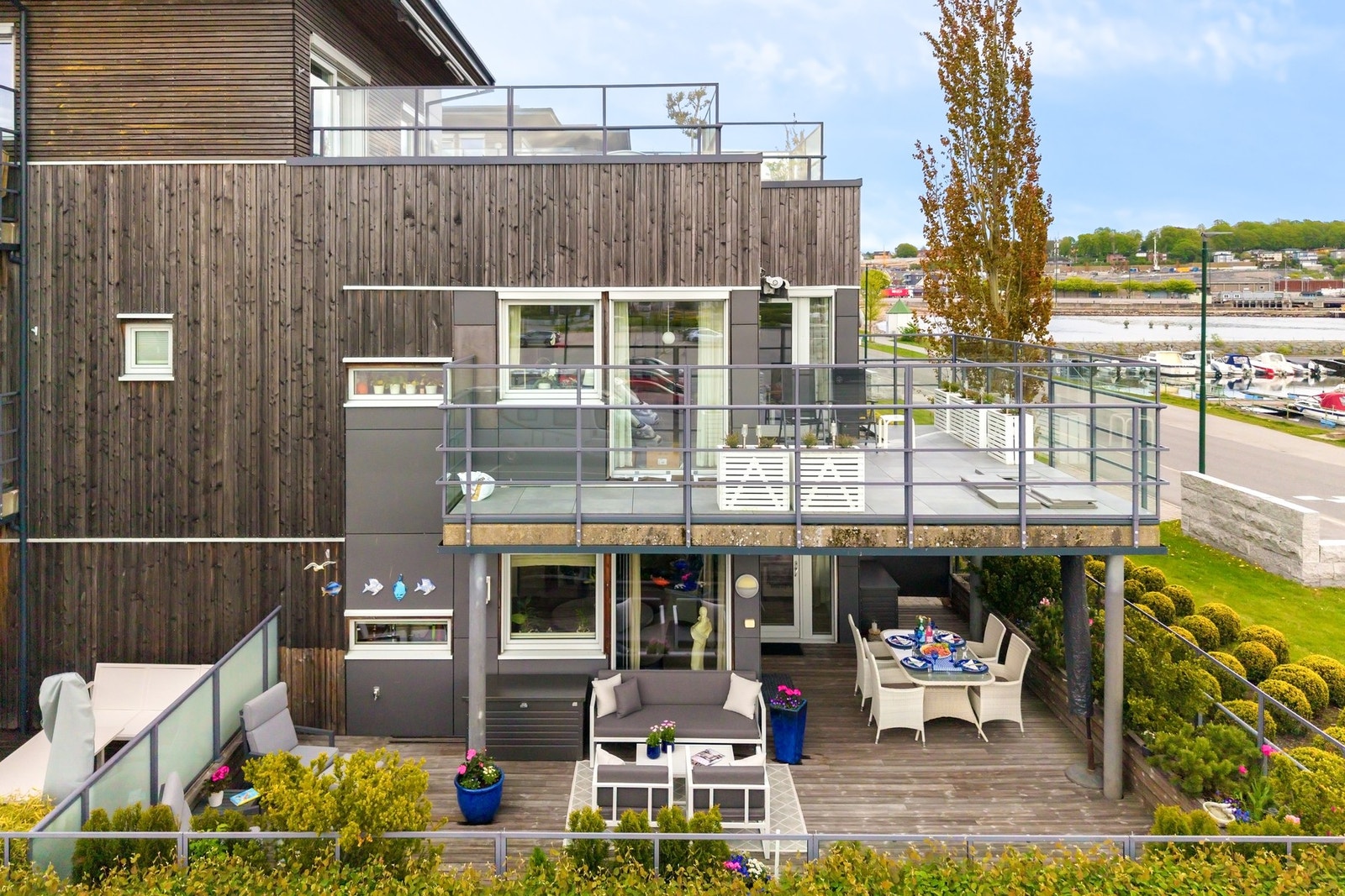 Leiligheten har en stor og solrik terrasse Galleribilde