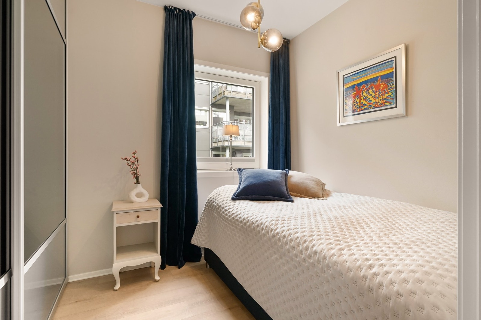 Soverom 2 med skyvedørsgarderobe Galleribilde
