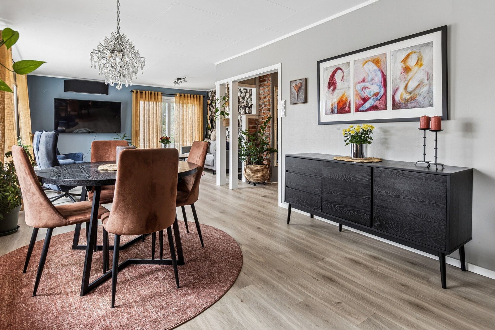 Den åpne løsningen gir god plass til både spisebord og en romslig sofagruppe Galleribilde