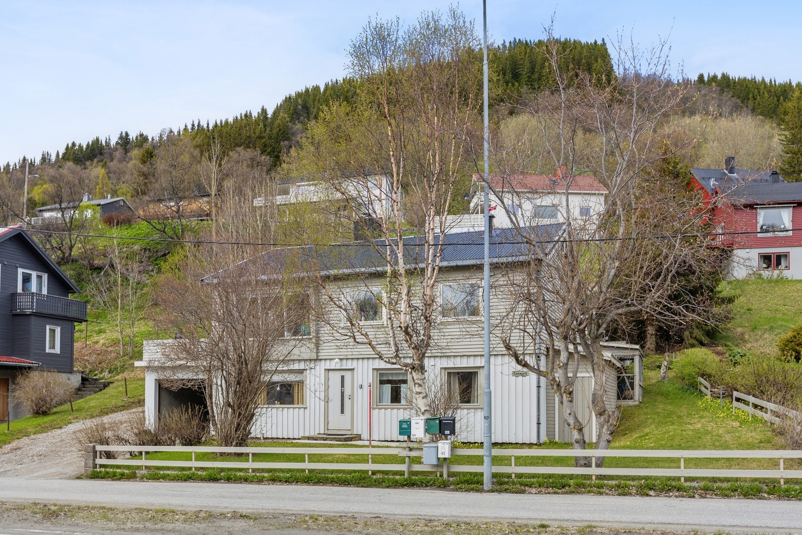 Eiendommen ligger i et etablert boligområde med kort vei til bussholdeplassen Langsletta Galleribilde