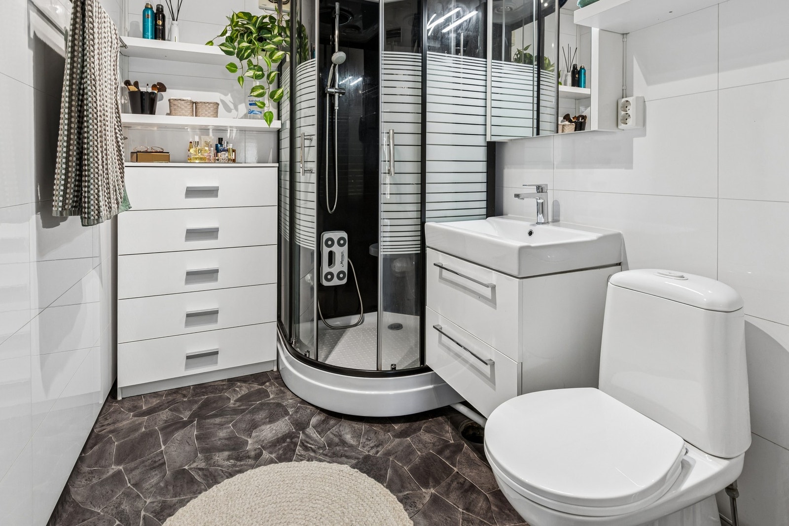 Badet i hovedetasjen ble oppgradert i 2017 og har baderomsplater på veggene og vinylbelegg på gulvet Galleribilde