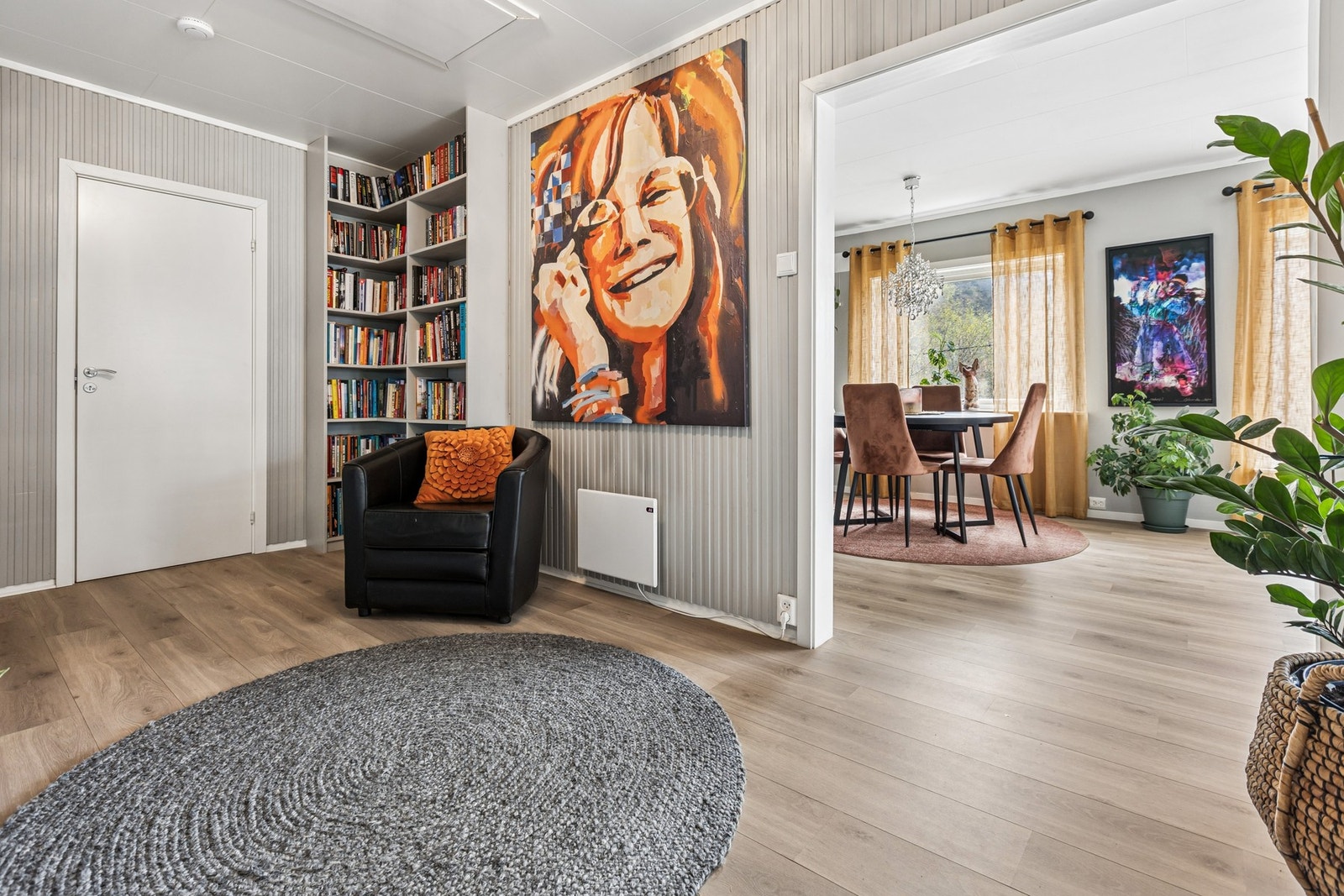 Fra gangen er det enkel adkomst til etasjens ulike rom Galleribilde