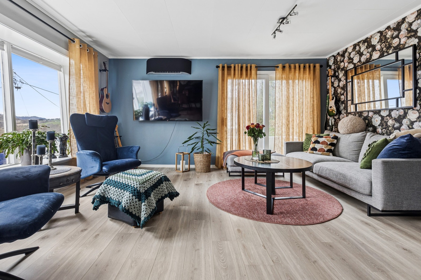 Innbydende stue med mye naturlig lys - Foto: EFKT Galleribilde