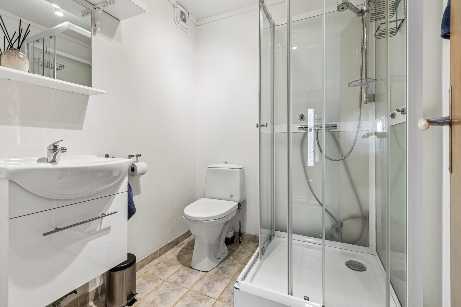 Badet i underetasjen har keramiske fliser på gulvet med varmekabler Galleribilde