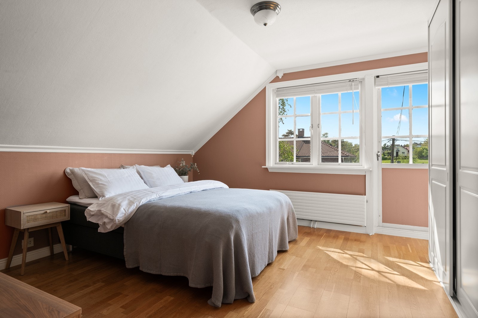 Hovedsoverommet har utgang til en egen balkong på ca. 6 m². Galleribilde