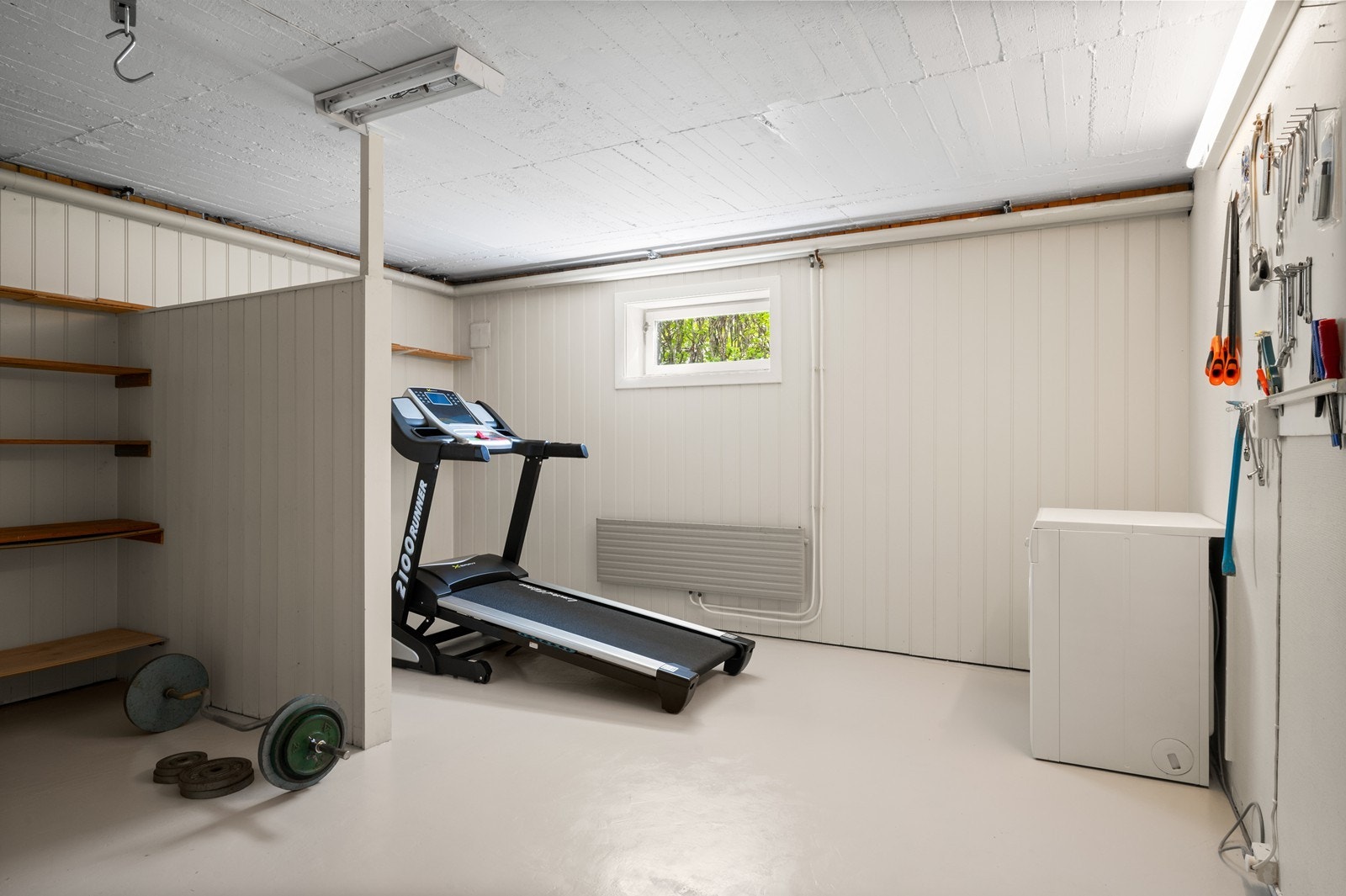 En av bodene i kjelleren med malt betonggulv (Ny drenering rundt huset i 2018) Galleribilde