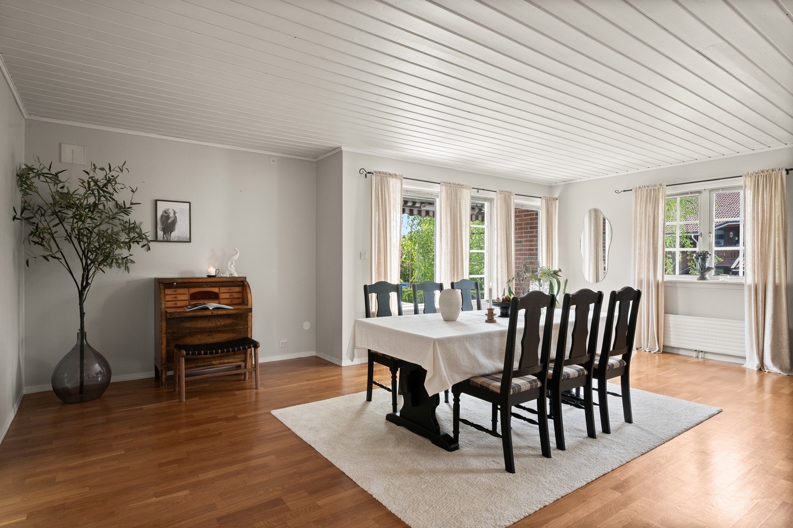 Spisestuen har plass til langbord for sosiale sammenkomster. Galleribilde