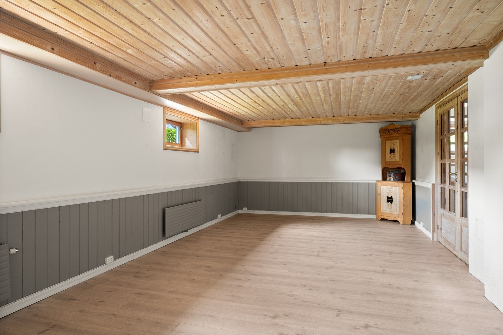 Dette rommet ble pusset opp i 2019. Takhøyden i kjelleren er målt til ca. 207 cm (Ikke godkjent som rom for varig opphold, men som hobbyrom/disponibelt rom) Galleribilde