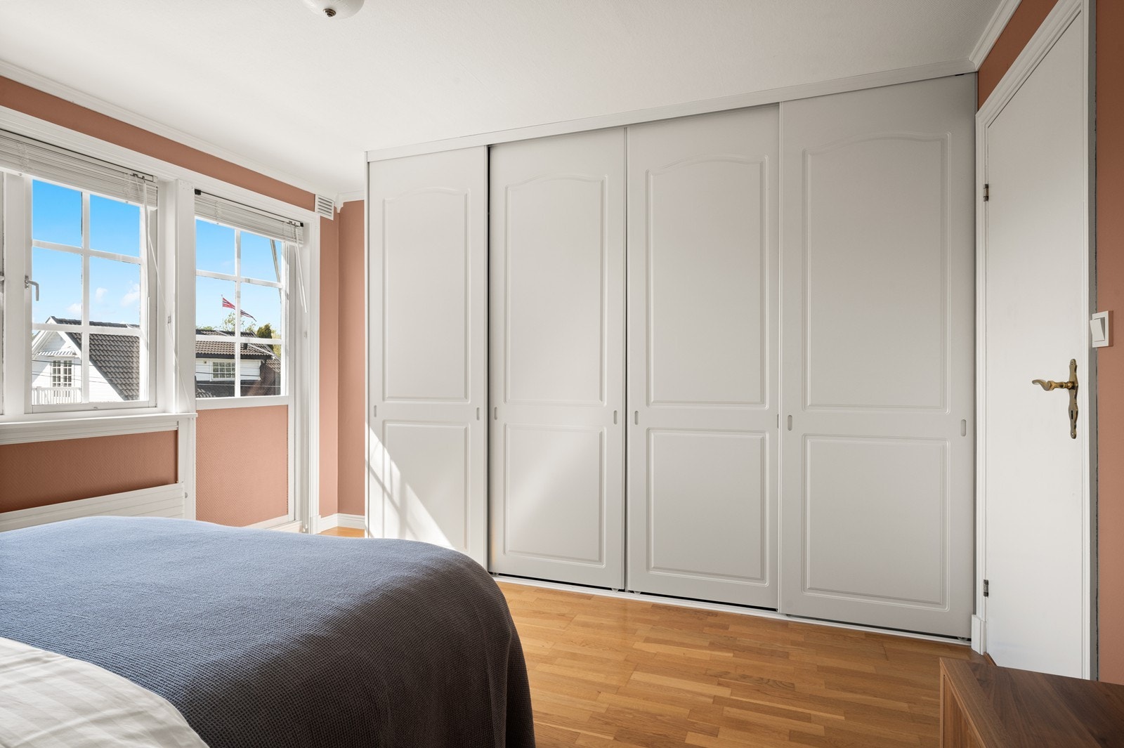 God oppbevaring med en stor skyvedørsgarderobe langs den ene veggen. Galleribilde
