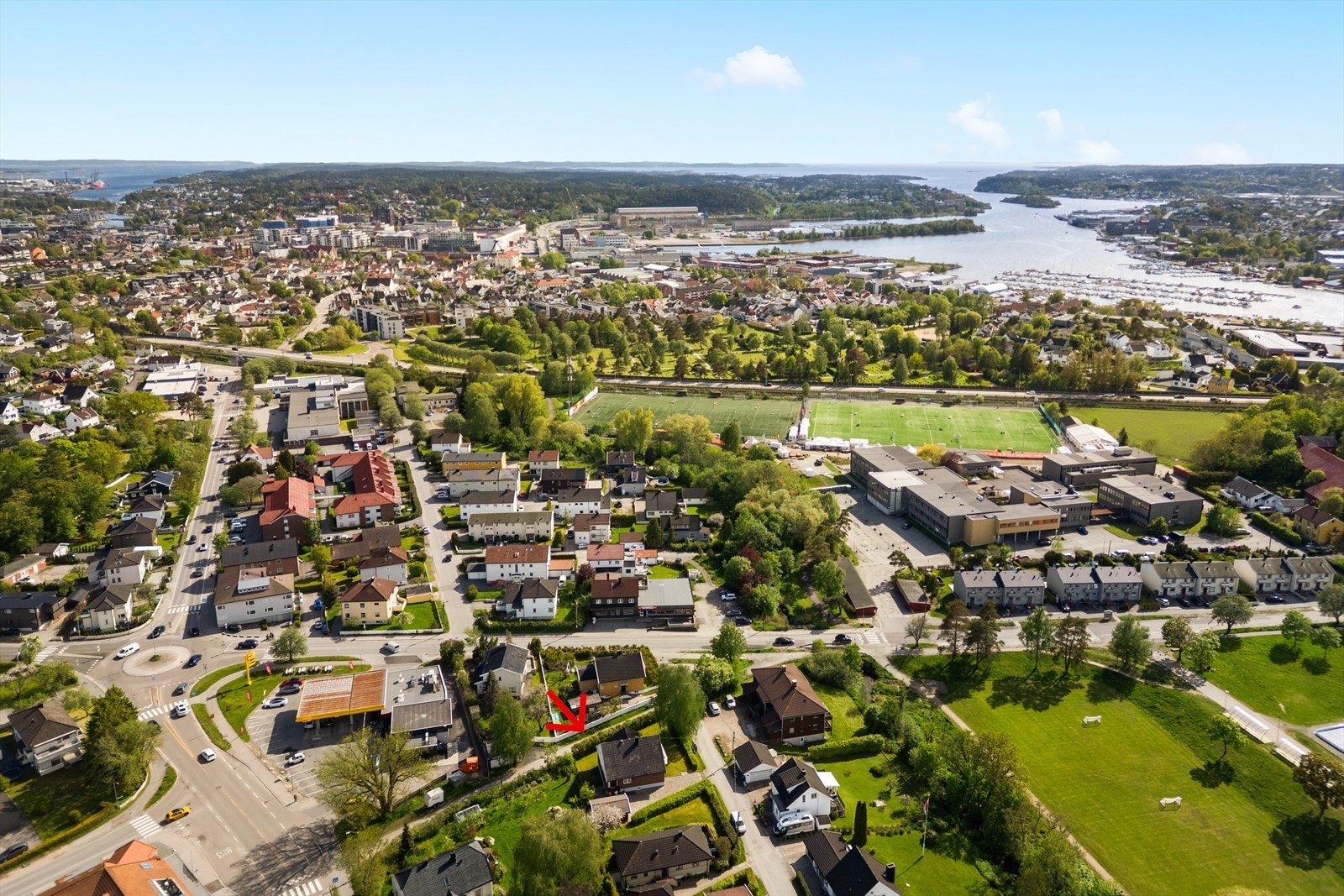 Sentral beliggenhet på Christianslund med kort avstand til skoler, butikker og offentlig transport. I bakgrunnen sees Fredrikstad sentrum, Kråkerøy og Vesterelva/sjøen Galleribilde