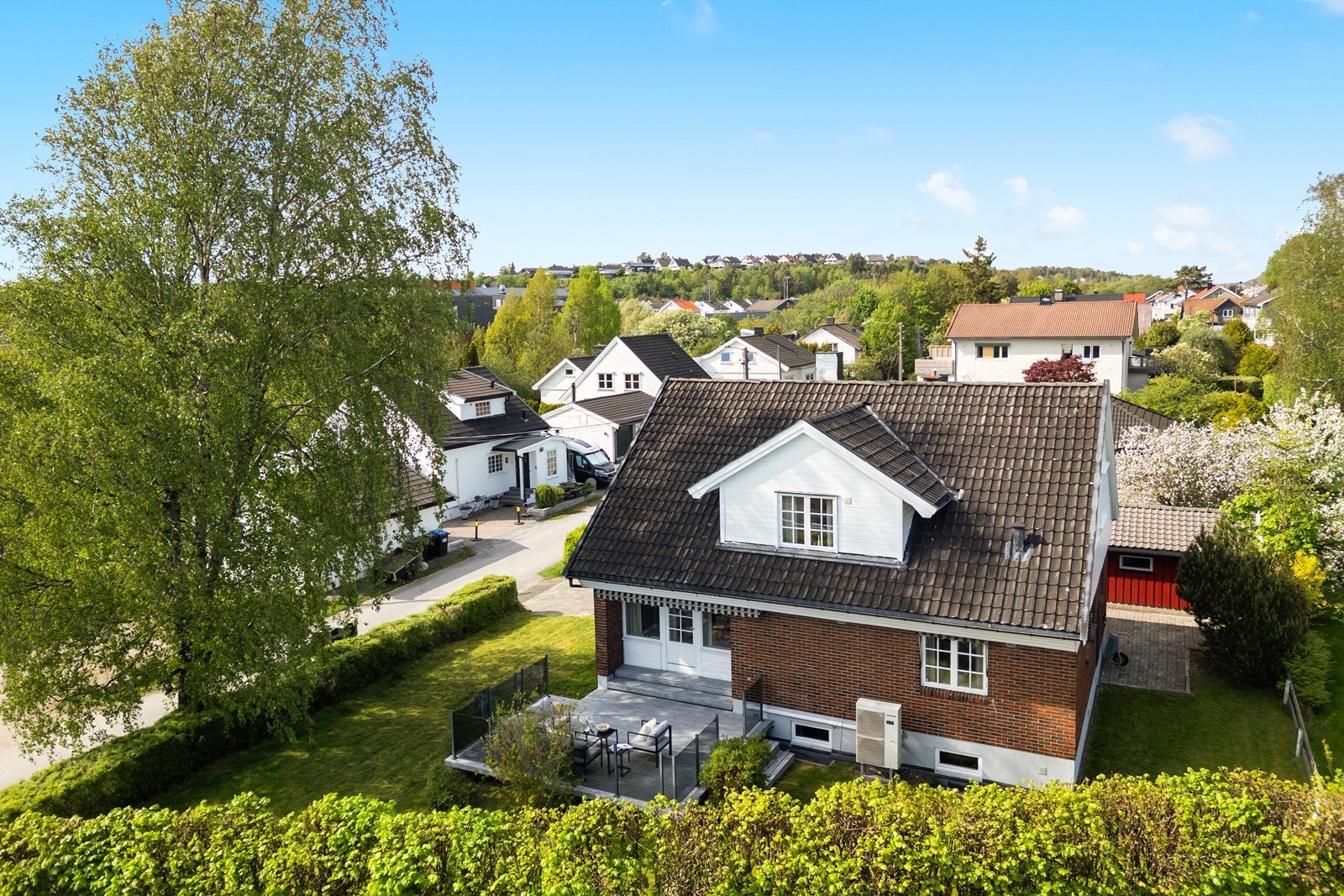 Eiendommen har en skjermet hage og en frittstående garasje fra 1981. Galleribilde