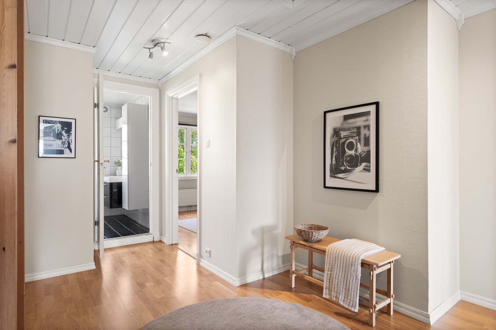 Gang i andre etasje som gir tilgang til etasjens 3 soverom, kontor og bad. Galleribilde