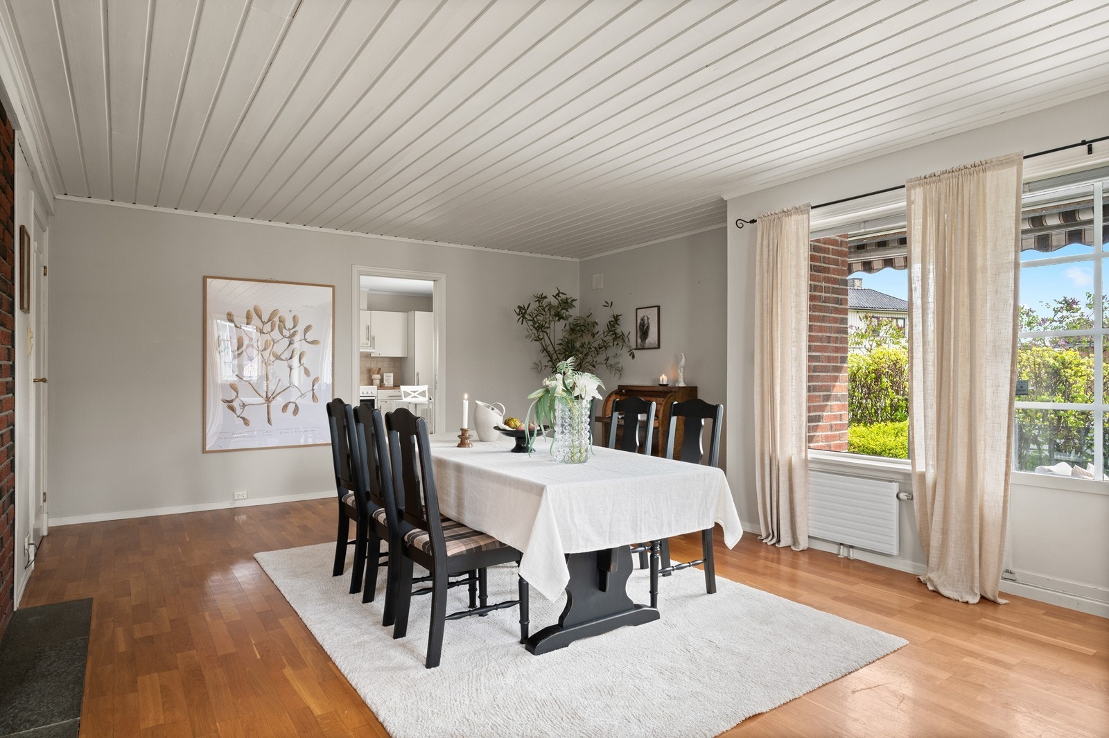 Fra spisestuen er det direkte utgang til en stor veranda på ca. 24 m². Galleribilde