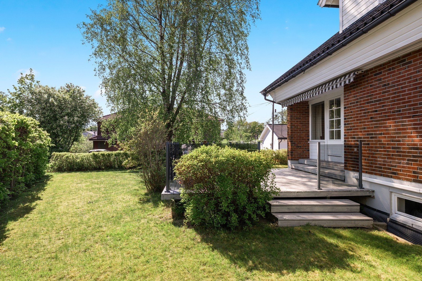 Hagen er pent opparbeidet og terrenget er forholdsvis flatt rundt boligen. Galleribilde