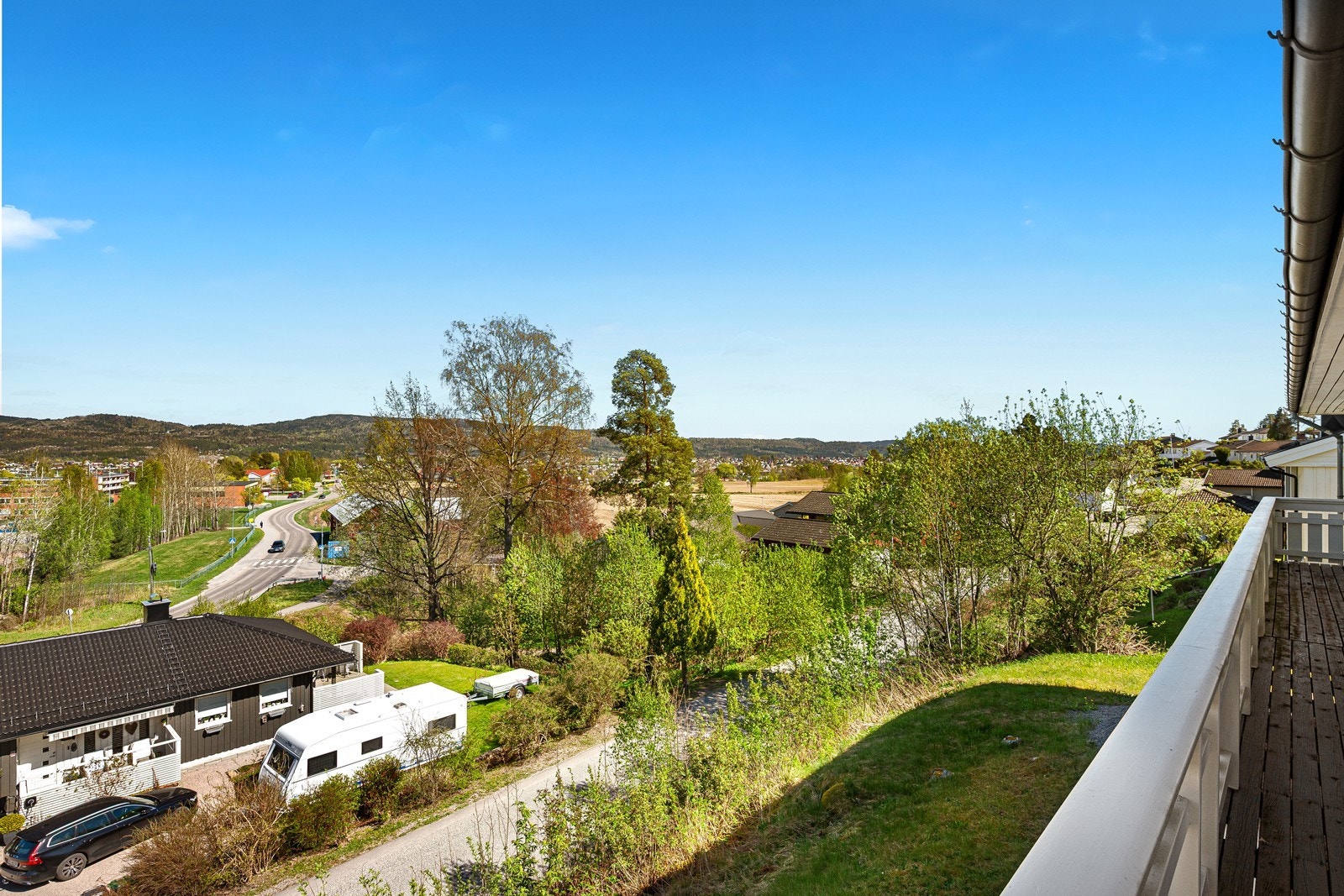 Flott utsikt fra boligen - her sees Gulset ungdomsskole og mot Gulsetsenteret Galleribilde