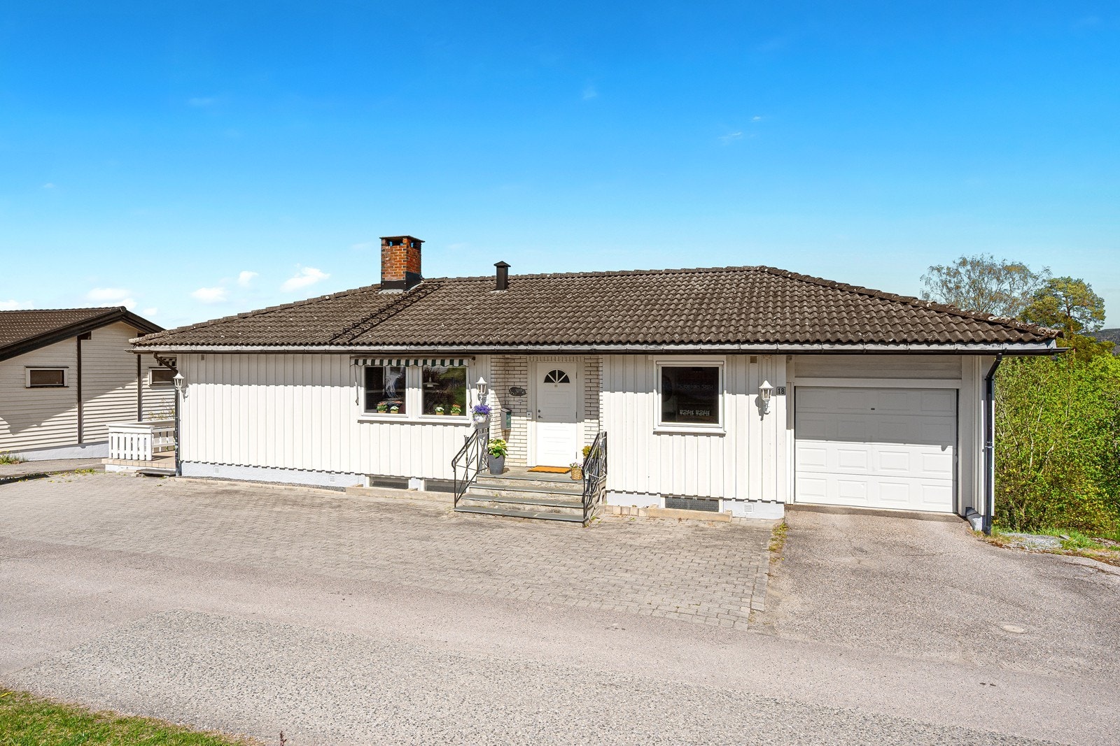 Garasjen tilknyttet boligen har god takhøyde og smøregrav mot hobbyrom under garasjen Galleribilde