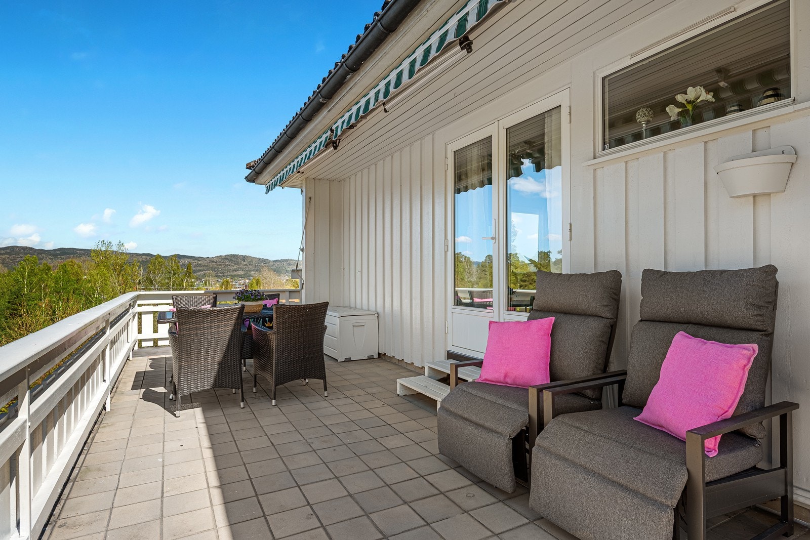 Steinlagt terrasse utenfor stuen Galleribilde