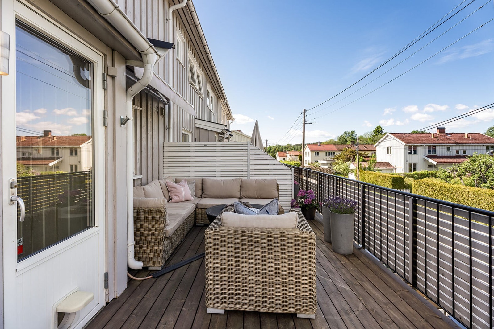 Nydelig terrasse med markise og god plass til møblering. Galleribilde