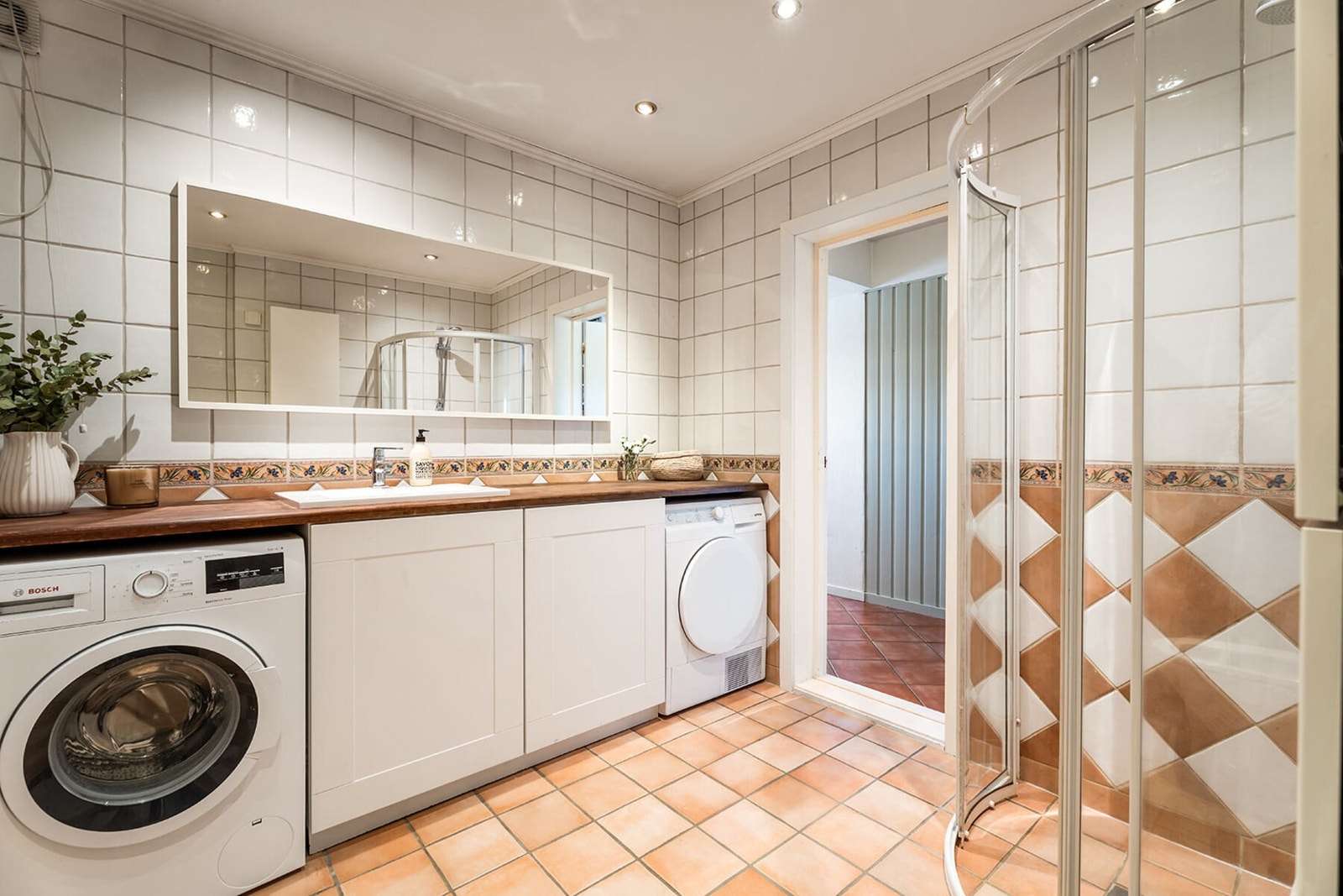 Boligen har to gode bad, og dette fungerer i tillegg utmerket som vaskerom med plass til både vaskemaskin og tørketrommel. Galleribilde