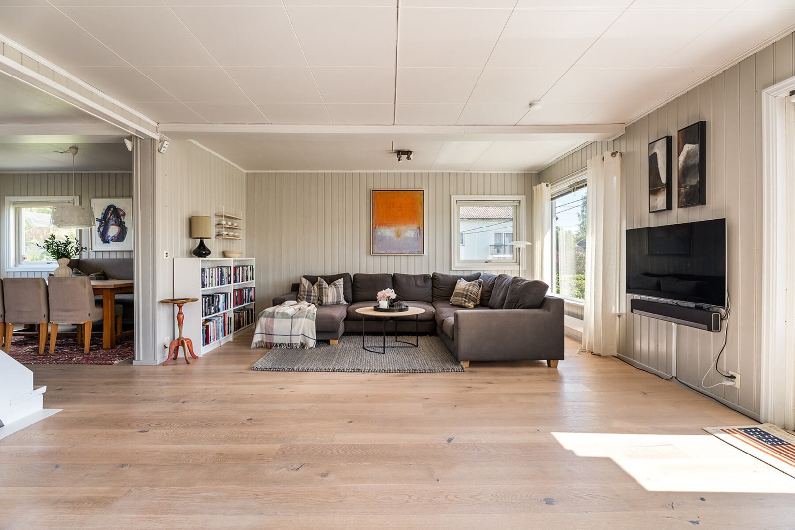 Stuen har god plass til både sofakrok og leseplass, store vindusflater som slipper inn rikelig med dagslys. Galleribilde