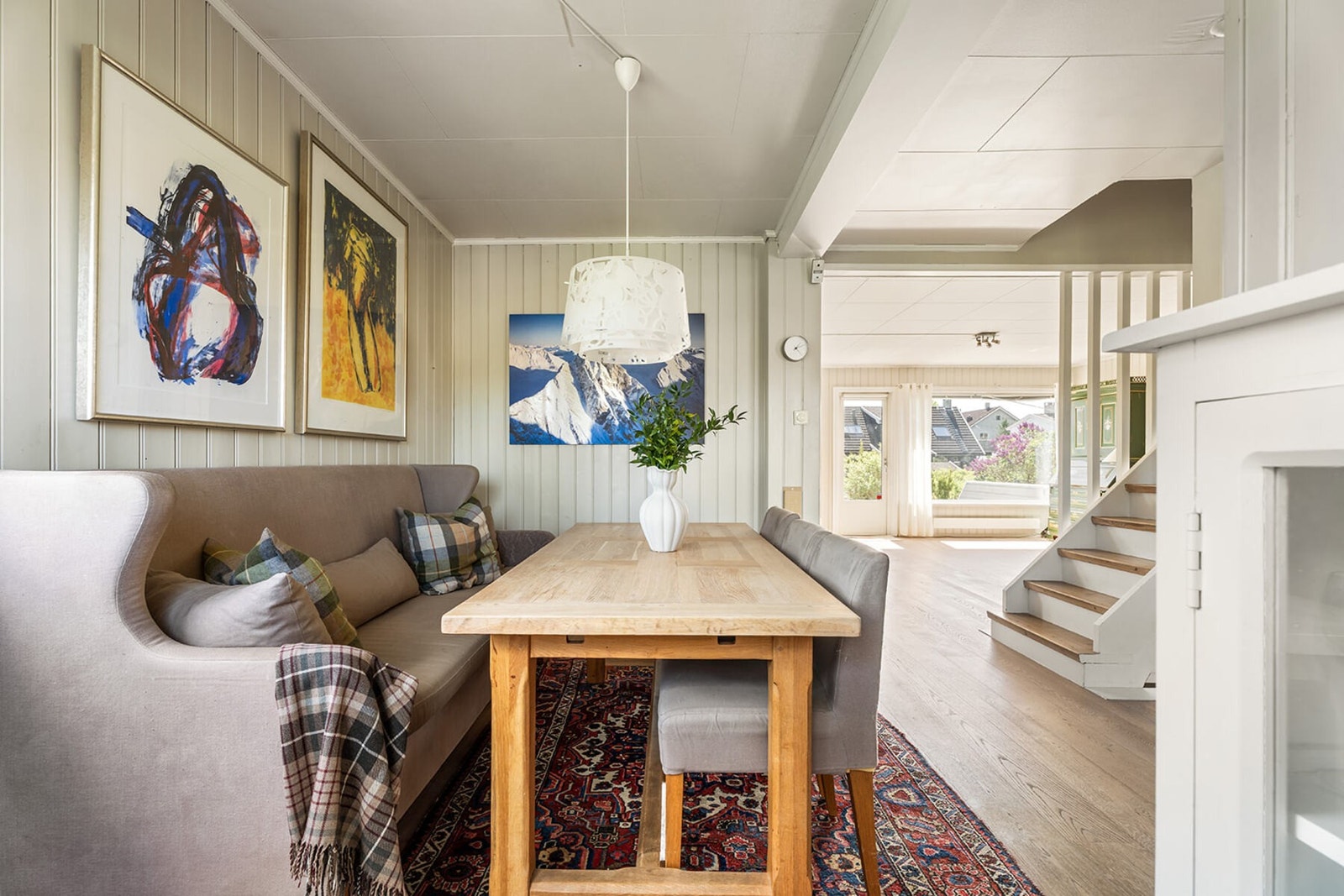 Egen spisesone med god plass til familiemiddagen. Galleribilde
