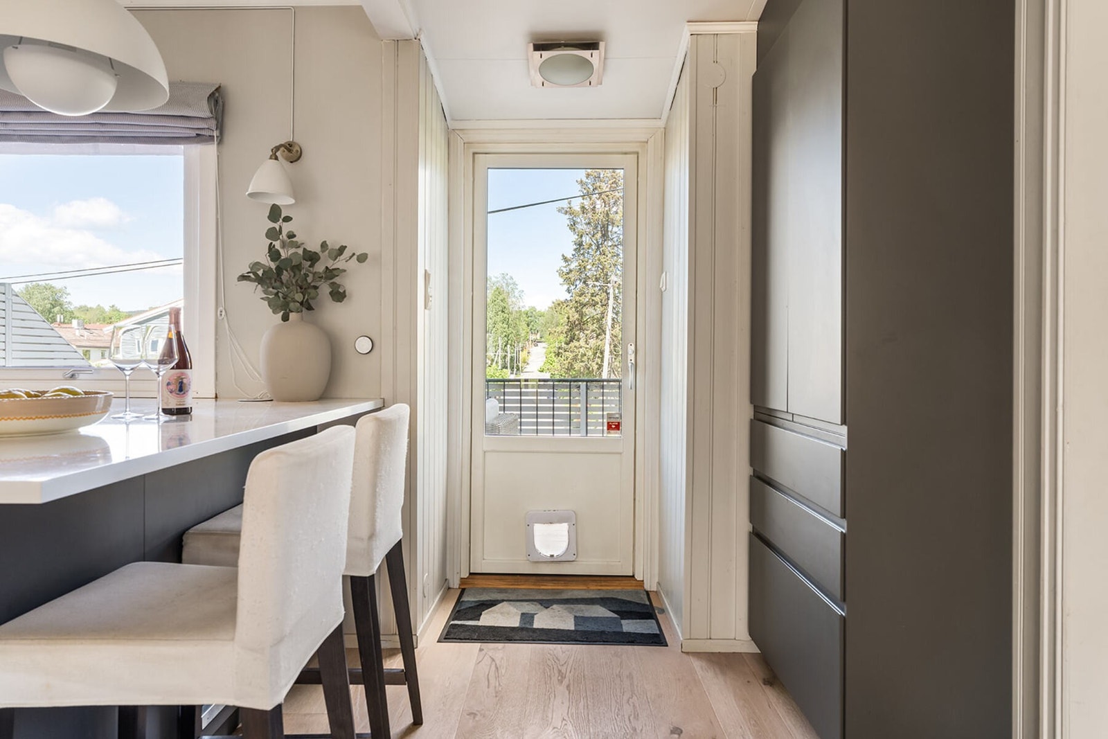 Fra kjøkkenet er det utgang til en skjermet terrasse med kveldssol, slik at man kan følge sola fra den ene uteplassen til den andre i løpet av dagen. Galleribilde