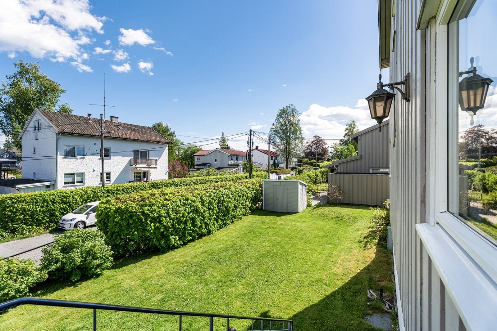 Fra terrassen er det nedgang til hagen, med god plass til lekeapparat og trampoline til barna. Galleribilde