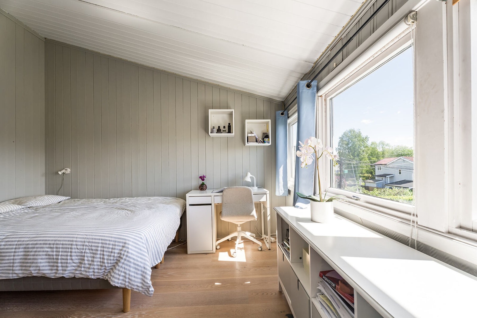 Lyst og romslig soverom med store vindusflater som slipper inn rikelig med naturlig lys. God plass til både seng og skrivebord. Galleribilde