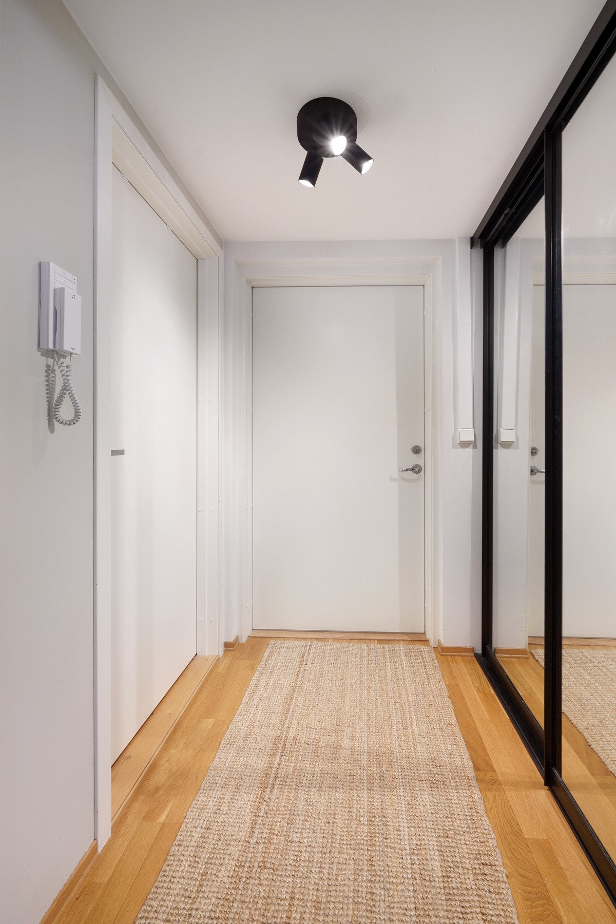 Entré med skyvedørsgarderobe. Leiligheten har også utvendig bod på 5 kvm. Galleribilde