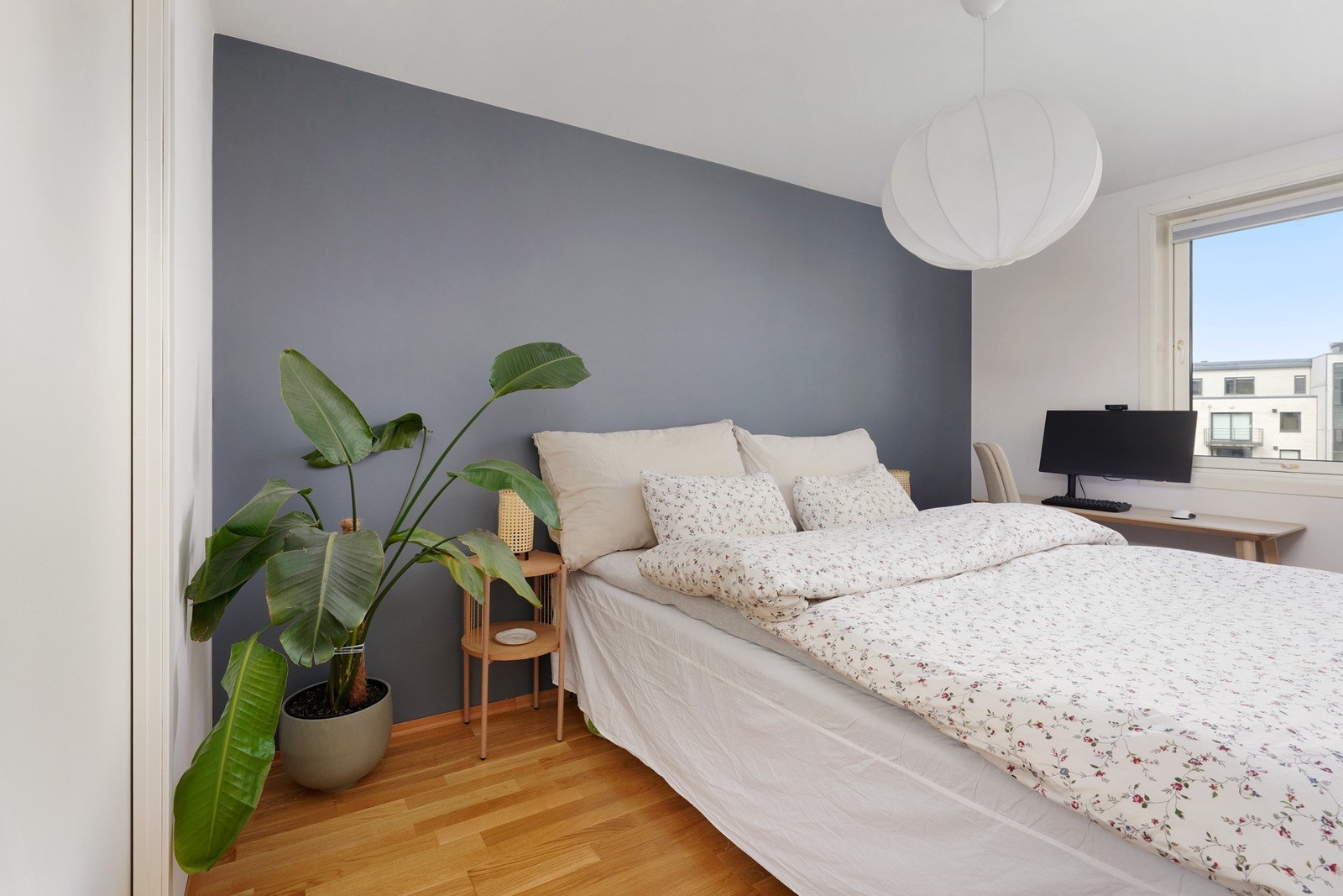 Soverom med walk-in-garderobe. Galleribilde