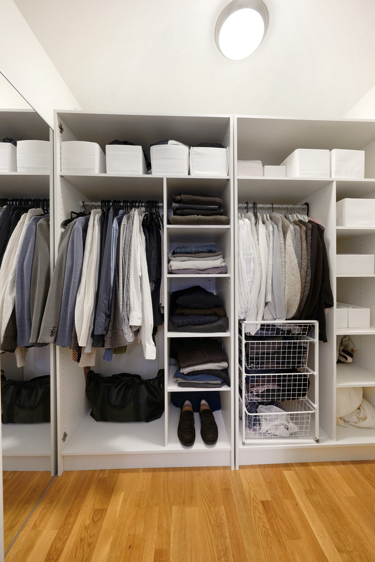 Walk-in-garderobe på soverommet. Galleribilde