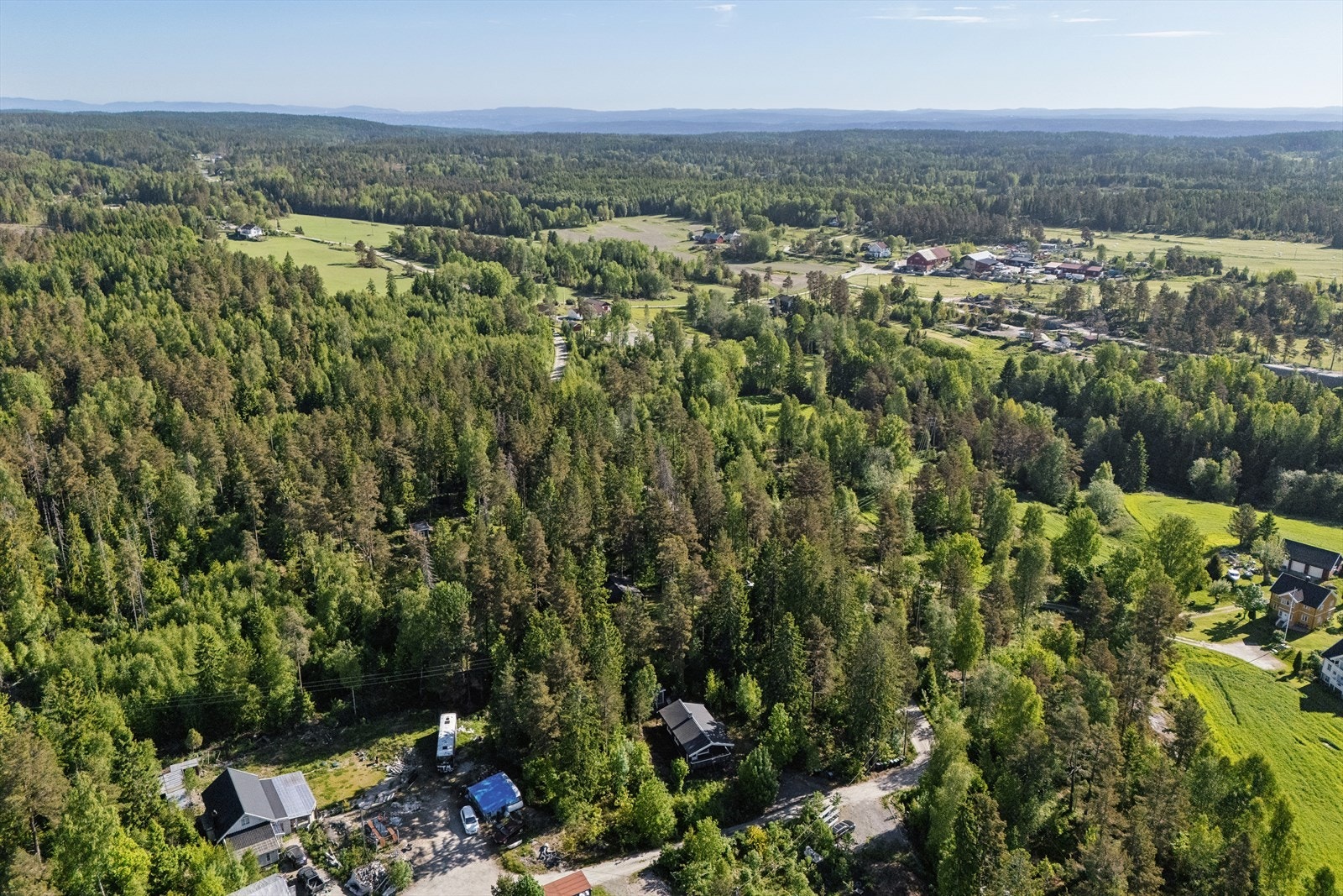 Selveiet tomt med attraktiv beliggenhet på Munkerud/Fagerstrand, i et variert område bestående av eneboliger, fritidsbebyggelse, småbruk og landbruks- og skogsområder. Galleribilde