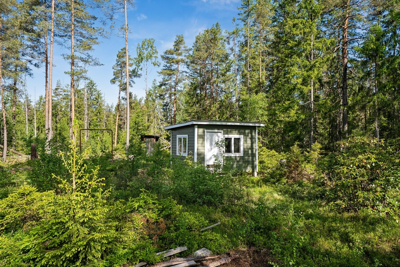 Stor eiet tomt på rett i overkant av 3,4 mål. Tomten er lett skrånende mot øst ned mot veien, samt noe skrånende mot vest i bakkant ved tomtegrensen. Galleribilde