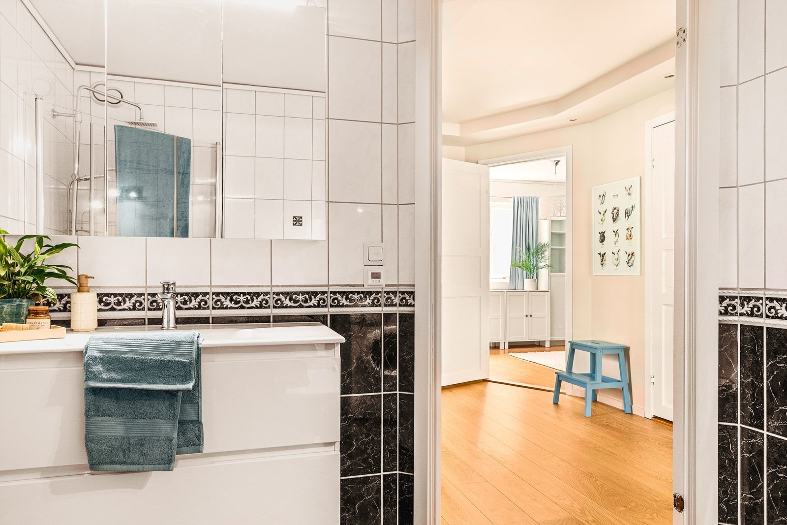 - Badet har tilkomst fra gangen - Galleribilde