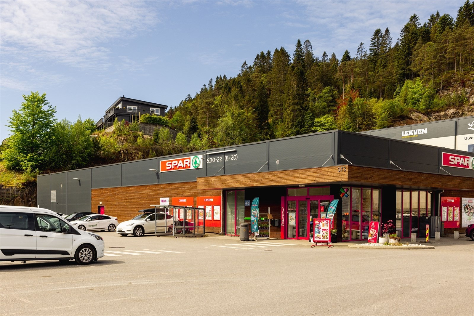- Dagligvarehandelen kan enkelt tas på Spar Nore Neset - Galleribilde