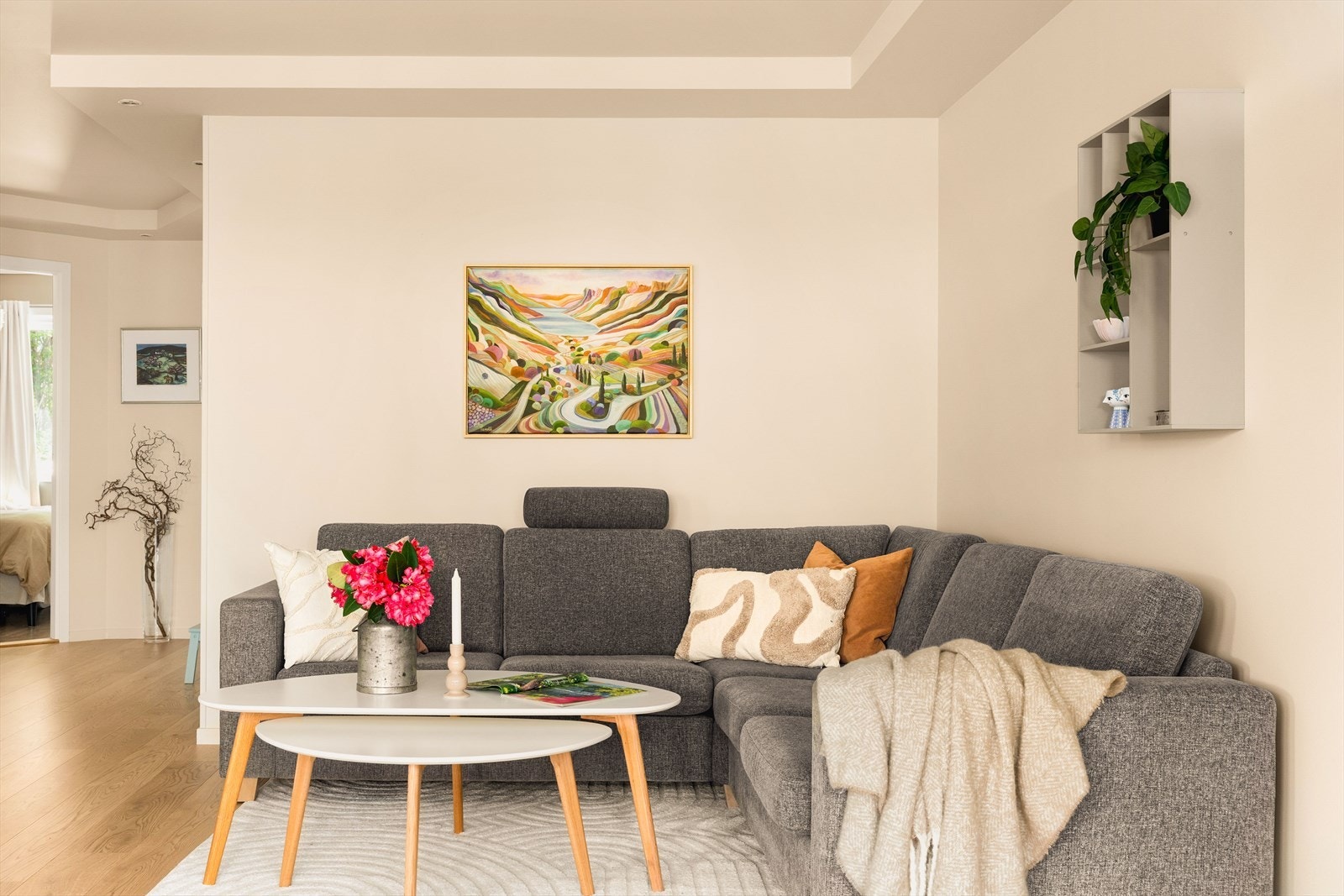 - Stuen har god plass til sofagruppe - Galleribilde