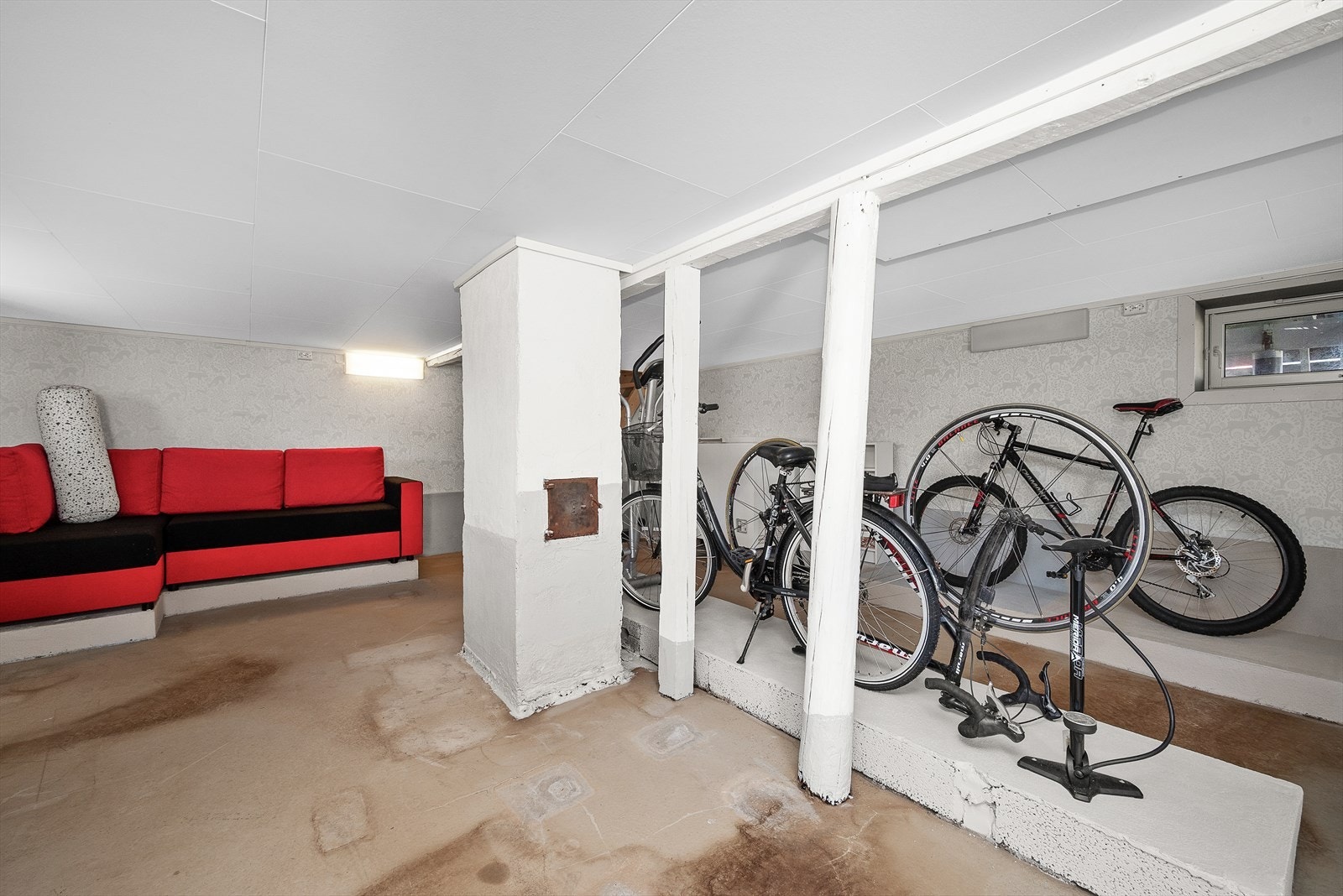Romslig kjeller som tilbyr svært gode lagrings- og oppbevaringsmuligheter. Galleribilde