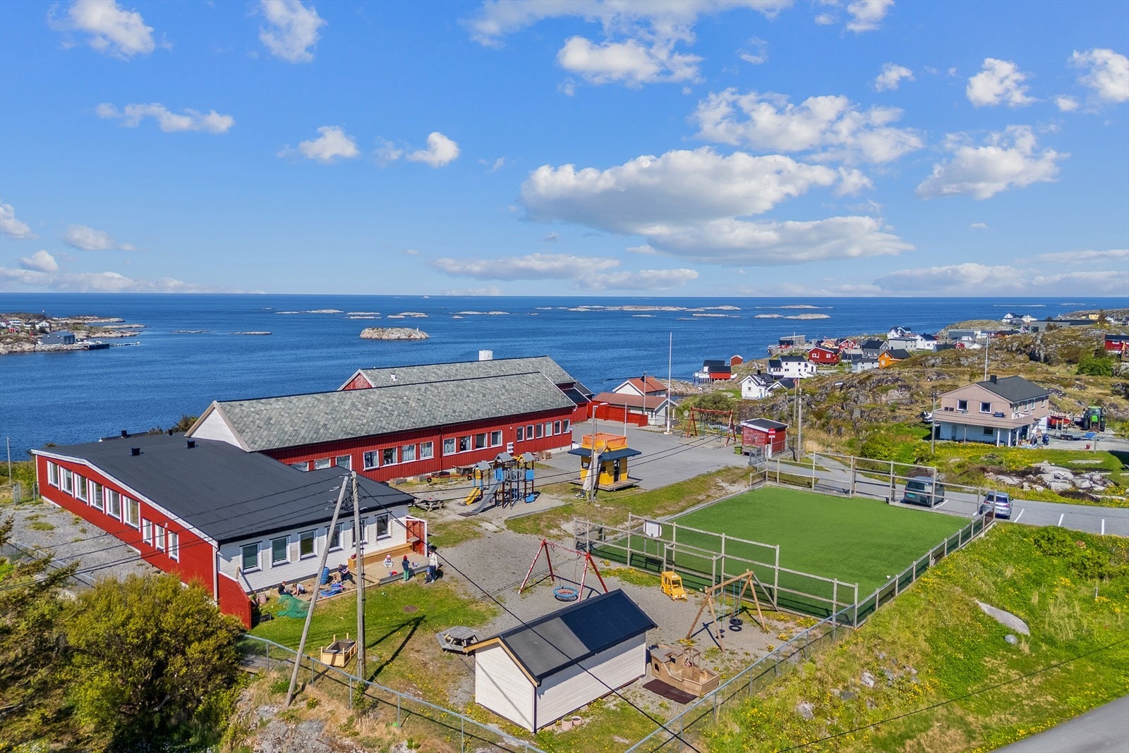 Her bor man i et rolig og barnevennlig område med ballbinge og Mausund oppvekstsenter like ved. Galleribilde