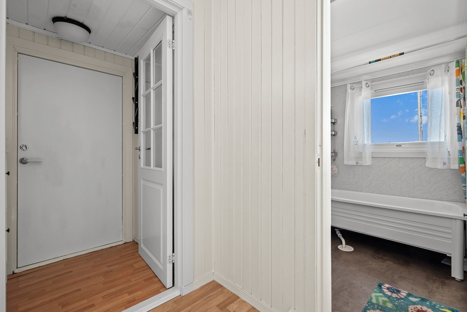 Boligen har en praktisk entré med plass til å henge fra seg yttertøyet. Galleribilde
