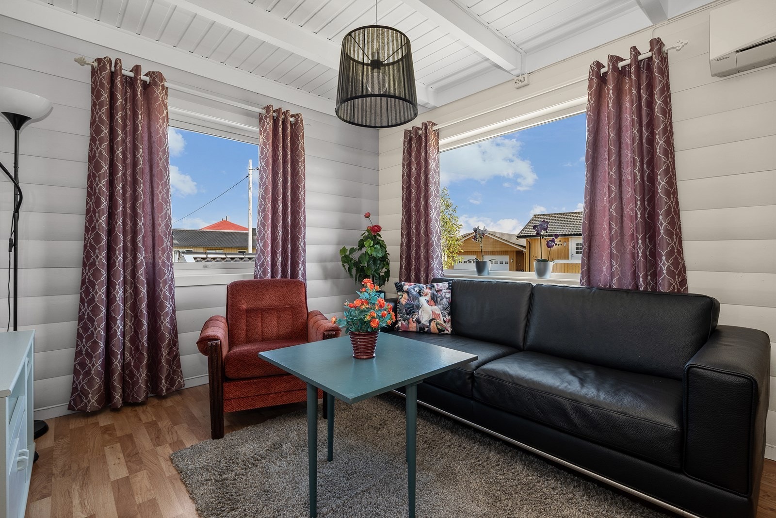 Stuen er lys med vindusflater i flere himmelretninger som gir rikelig med dagslys. Galleribilde