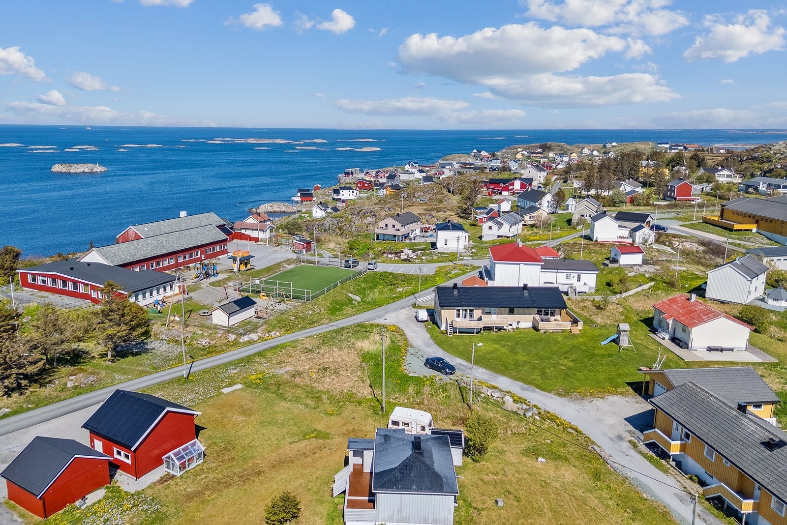 Eneboligen har en attraktiv beliggenhet i naturskjønne omgivelser på Mausund. Galleribilde