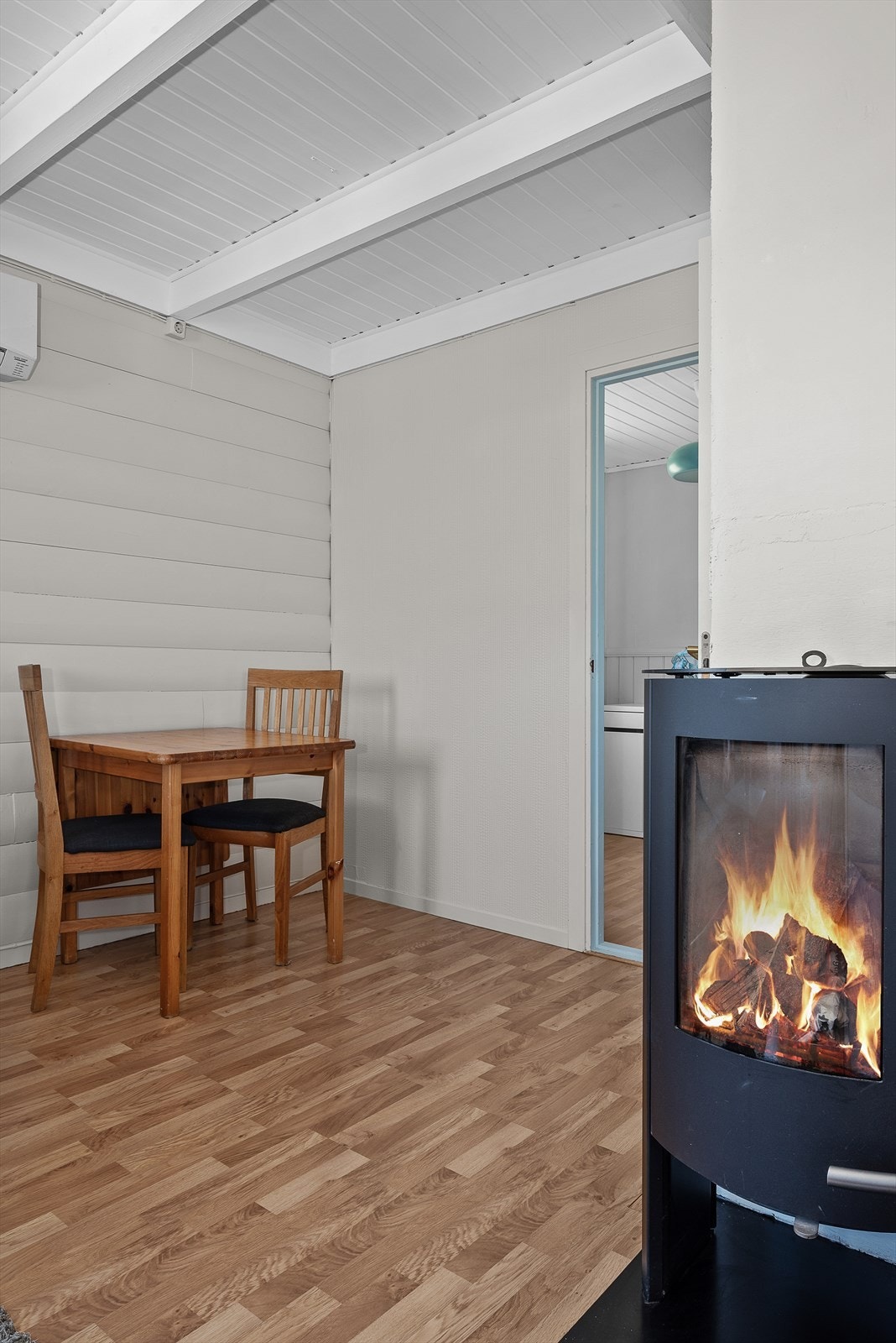 I stuen har du også plass til en mindre spisegruppe. Galleribilde