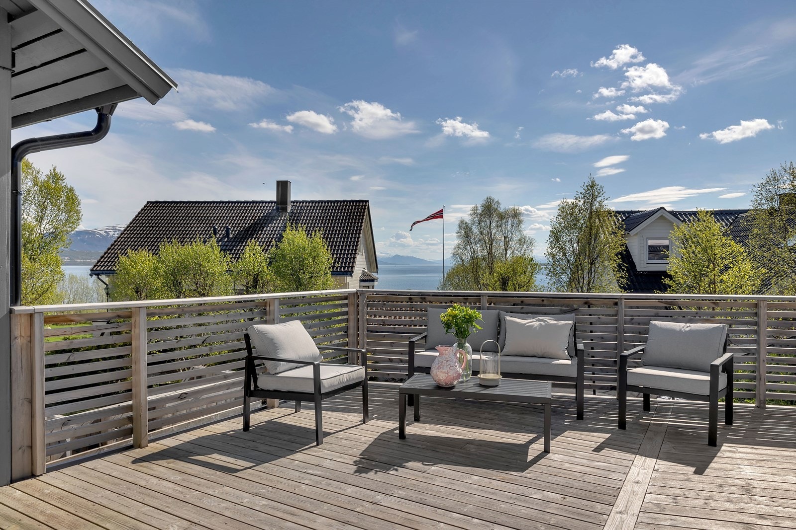 Stor terrasse med innbydende sol- og utsiktsforhold Galleribilde
