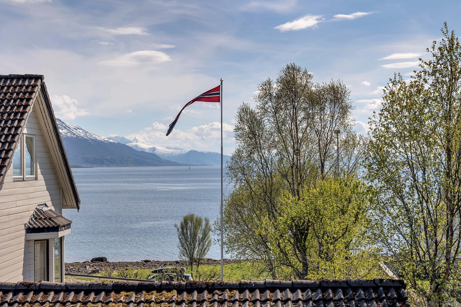 Leiligheten har en nydelig utsikt og flotte solforhold. Galleribilde
