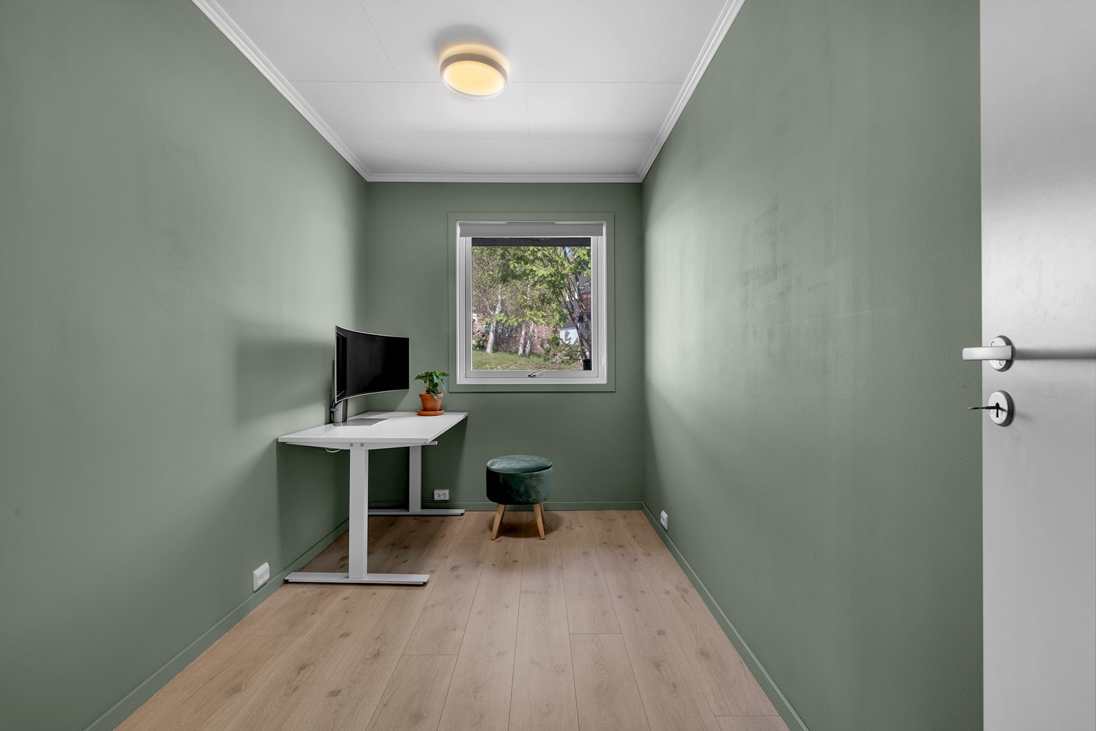 Soverom 3 av 3 i et nydelig fargevalg. Benyttes som kontor. Galleribilde